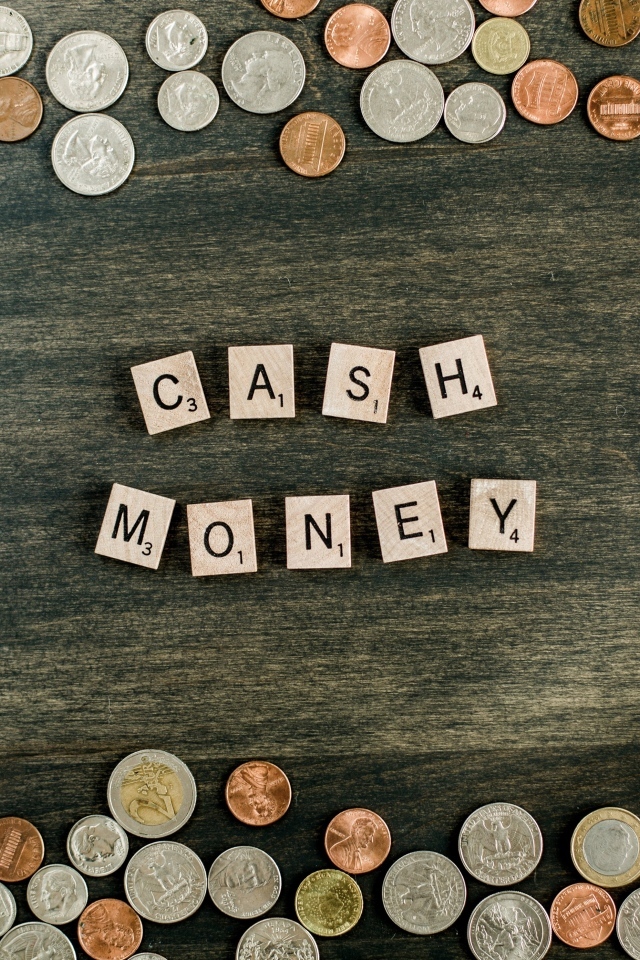 Много монет и кубики на столе