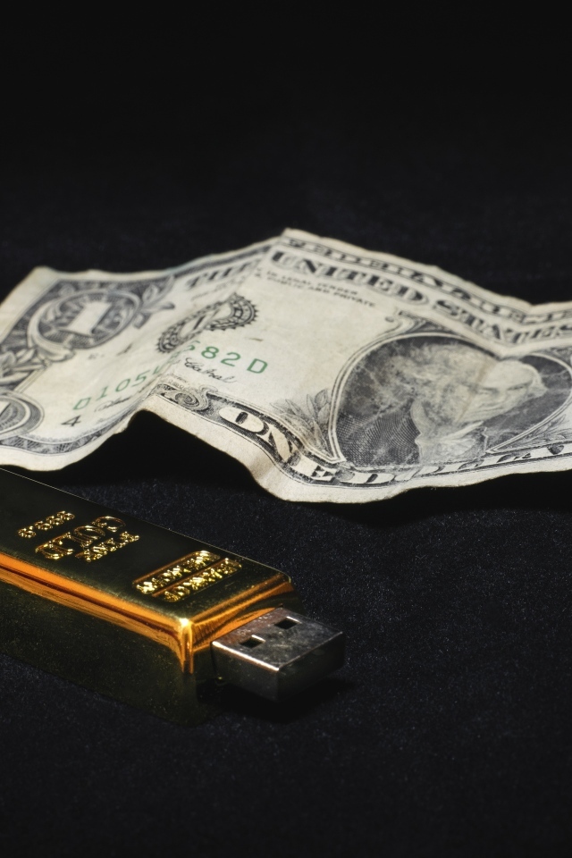 Один доллар и флешка на черном фоне