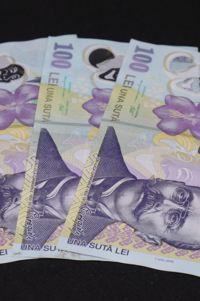 Три купюры на черном фоне