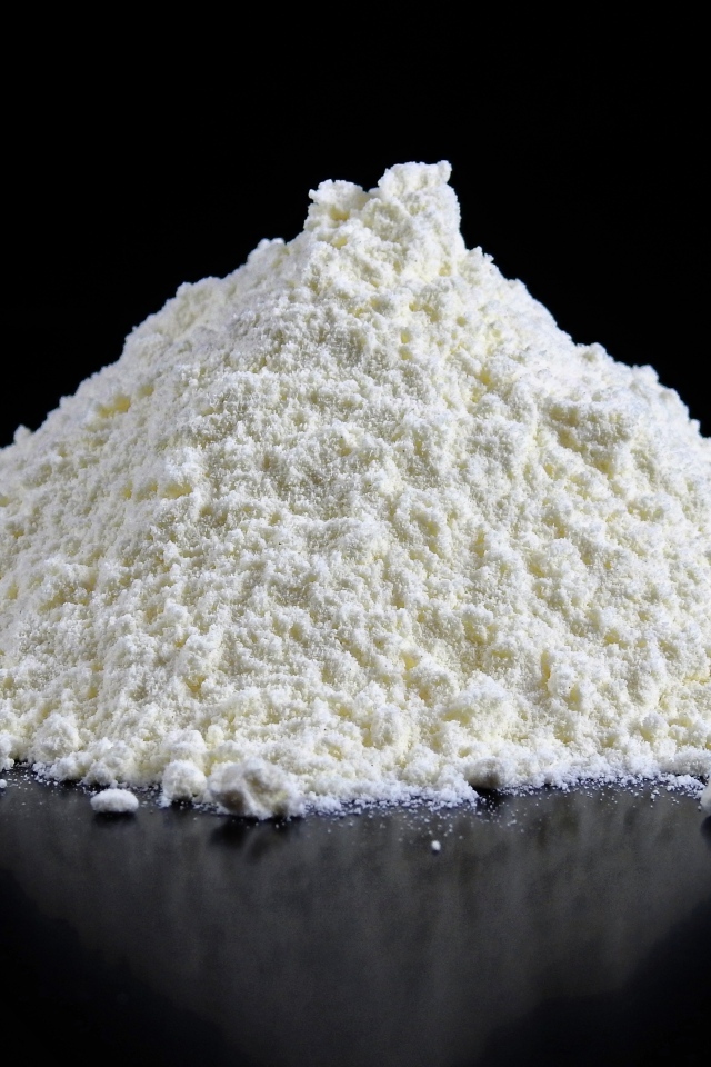 Горсть муки на черном фоне