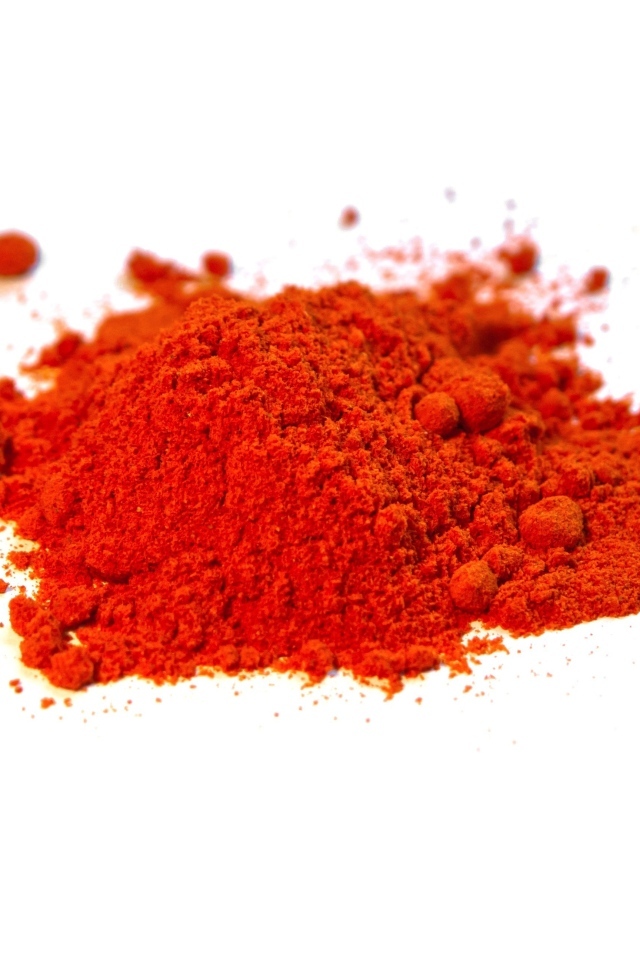 Горсть куркумы на белом фоне