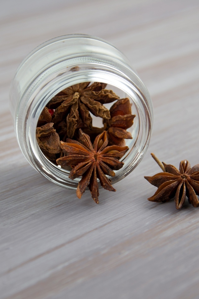 Анис в стеклянной банке на столе