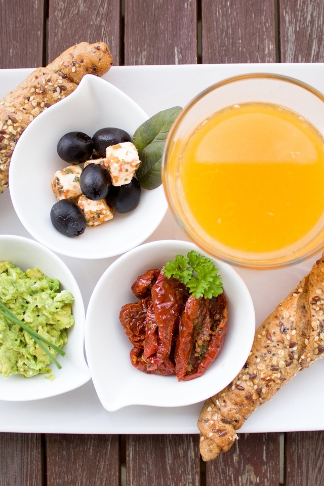 Аппетитный завтрак на большой белой тарелке