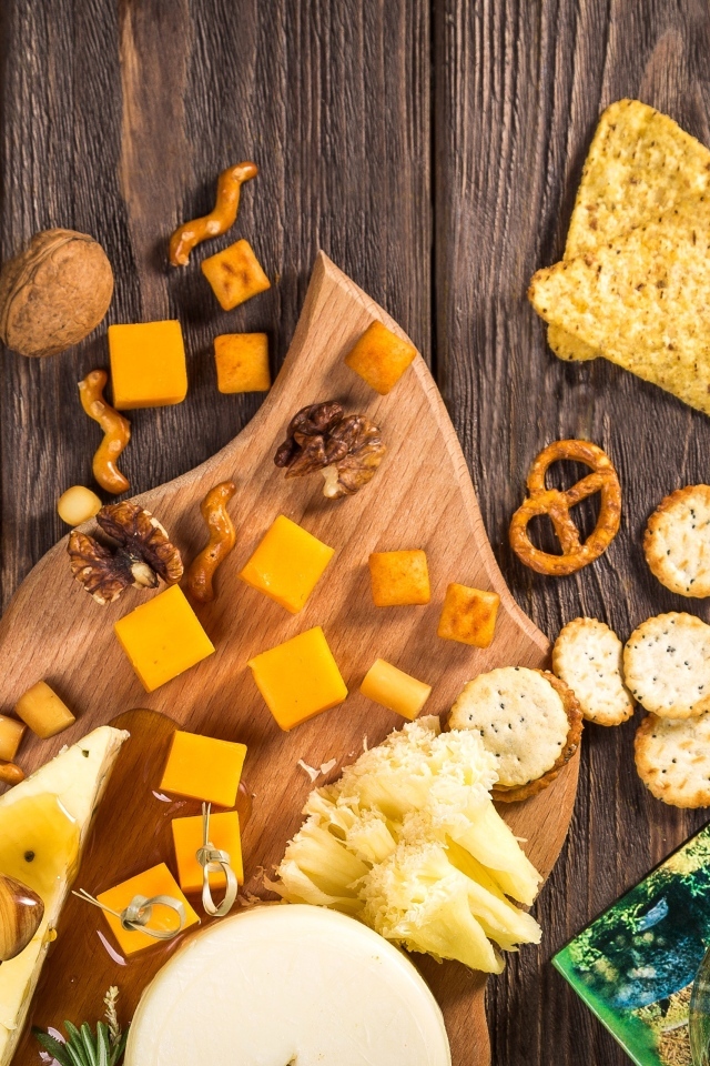 Аппетитное печенье крекер с сыром на столе