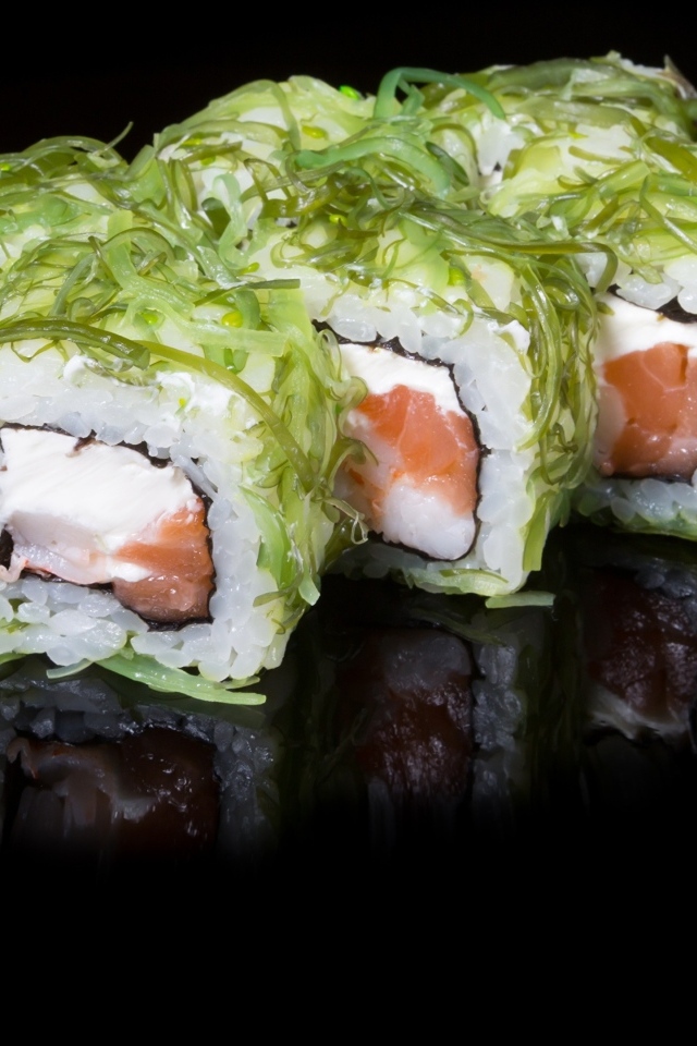 Аппетитные роллы с рыбой на черном фоне