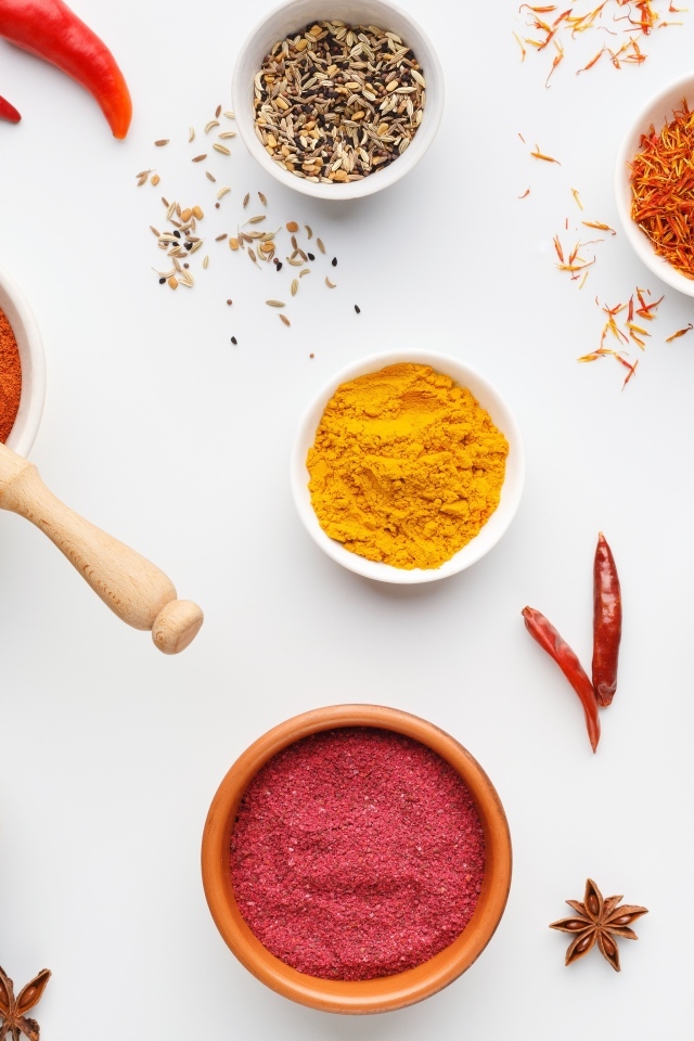 Ароматные пряные специи на белом фоне