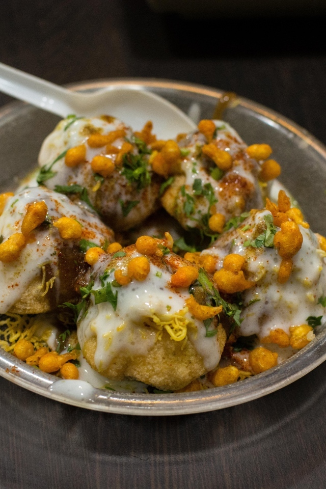 Азиатская еда в миске на столе 