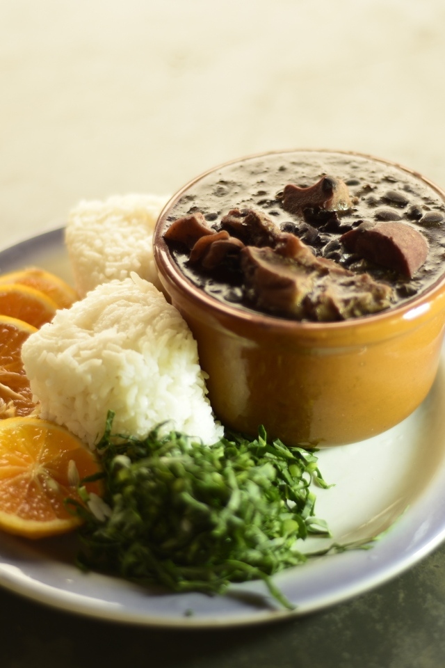 Азиатская еда на тарелке 