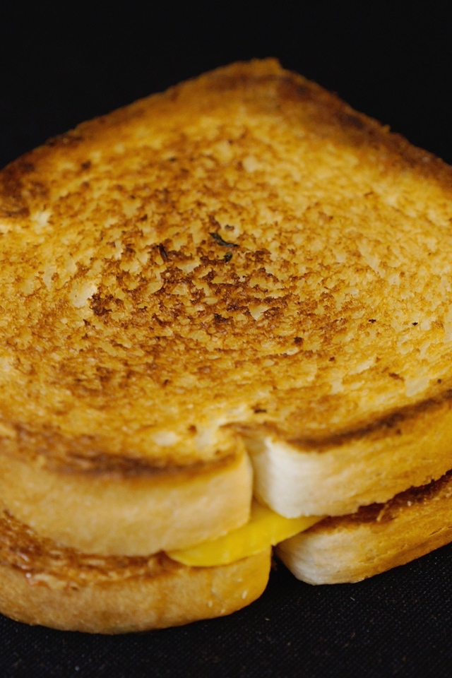 Запеченный хлеб с кусочками сыра