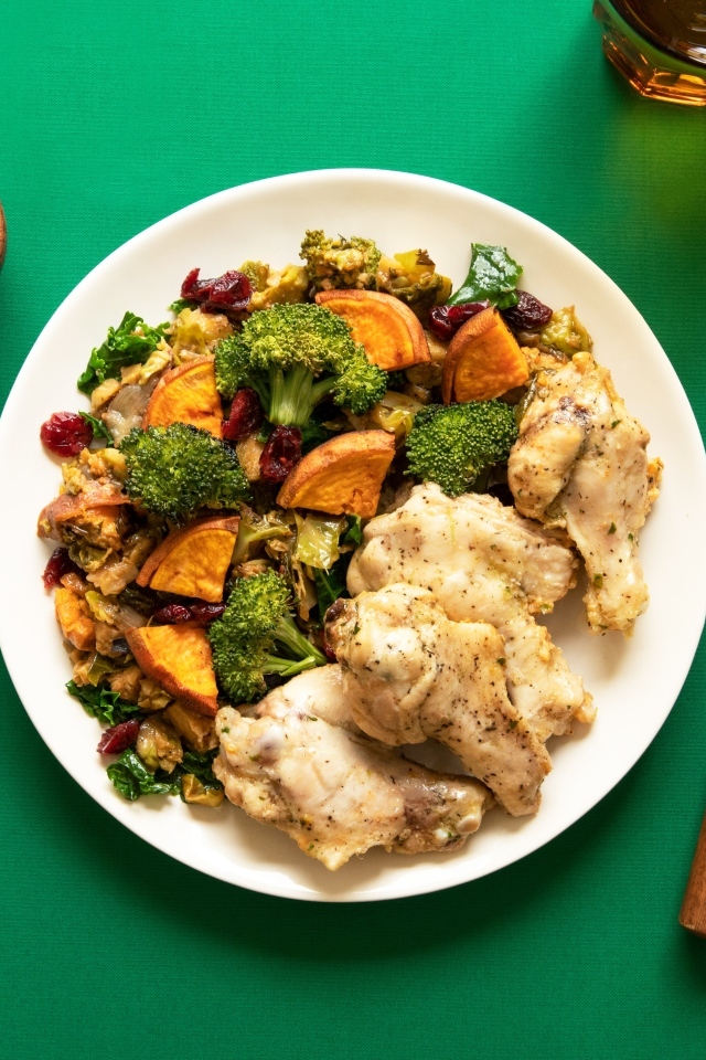 Запеченные овощи с курицей на зеленом столе