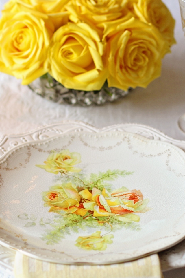 Красивая тарелка на столе с розами 