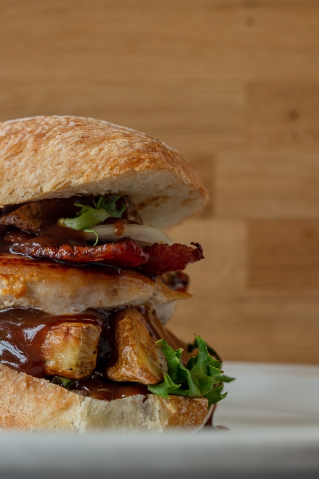 Большой сочный гамбургер с куриной грудкой