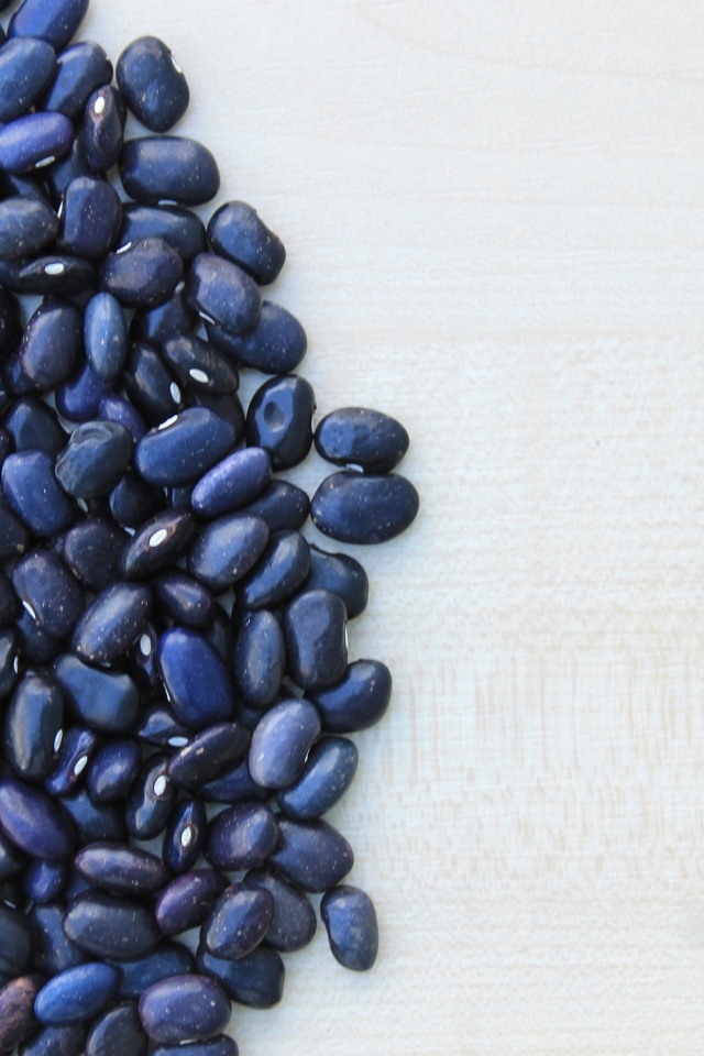 Черная фасоль на столе