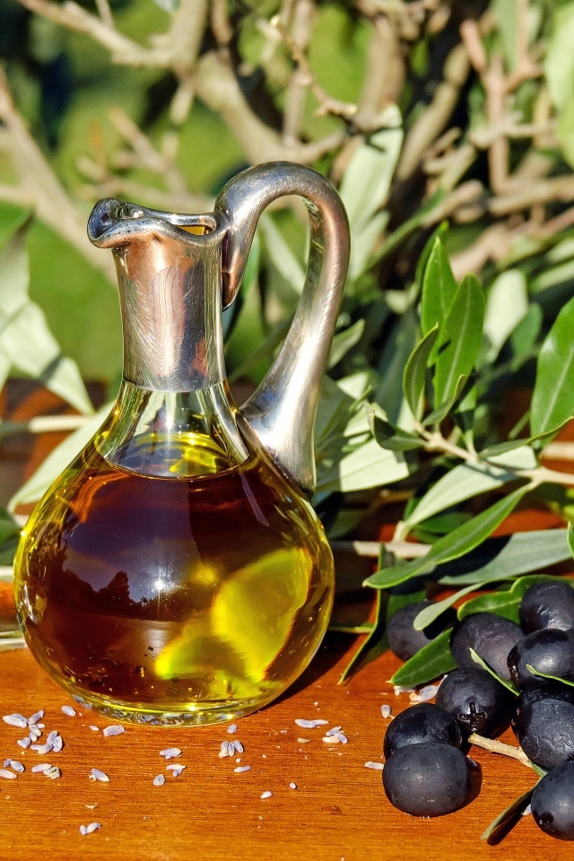 Черные оливки в маслом на столе