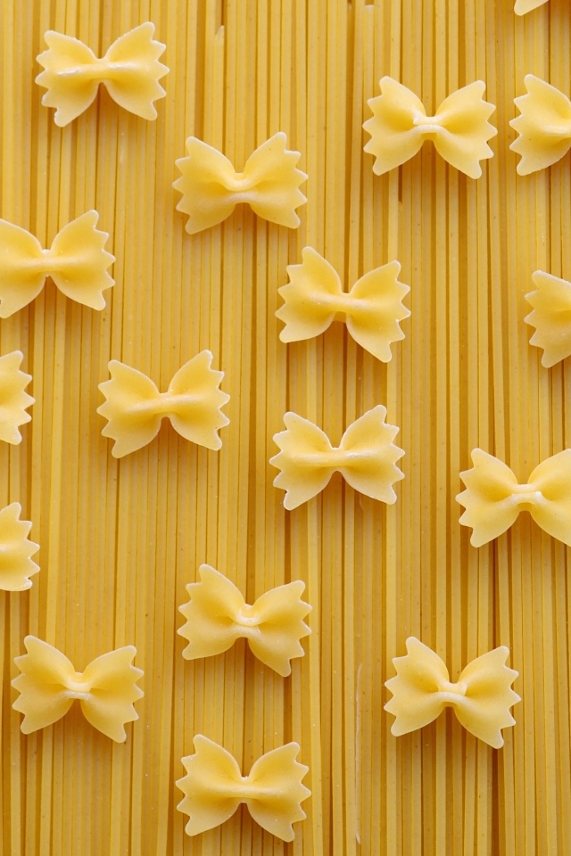 Макароны в форме бантиков со спагетти 