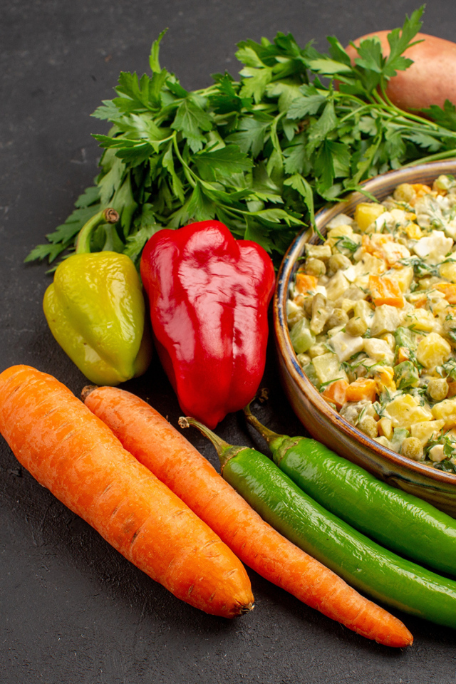 Миска салата с овощами на столе