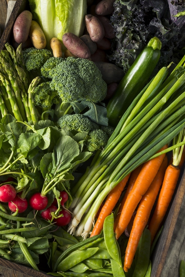 Ящик со спелыми овощами и зеленью