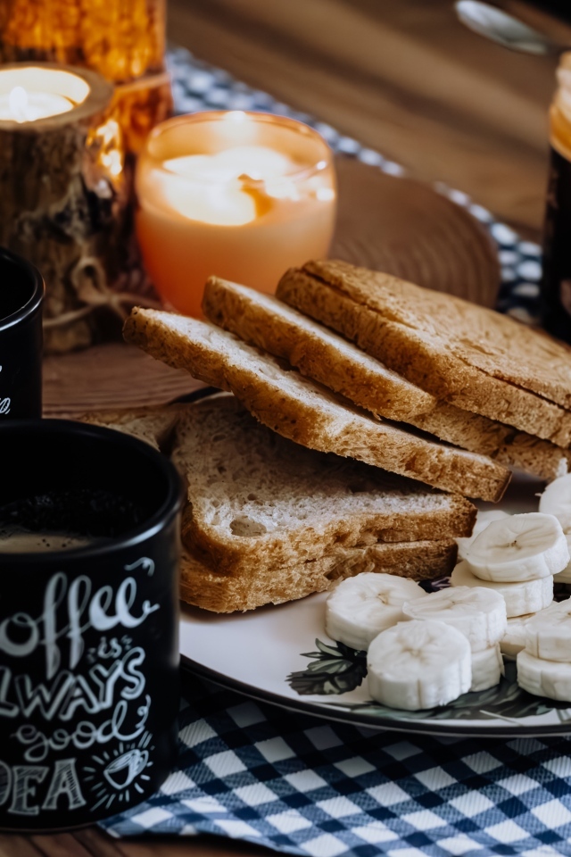 Хлеб, бананы и чай на завтрак