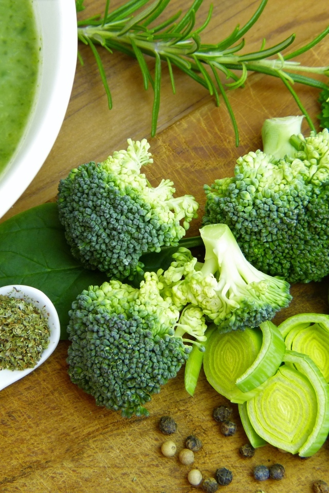 Брокколи на столе с зеленью и соусом