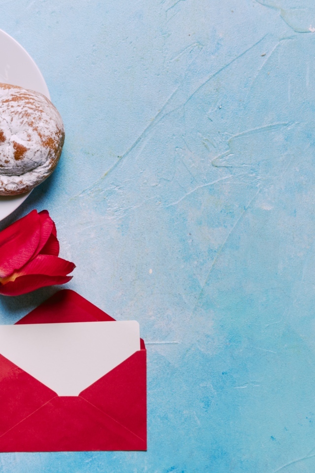 Булочки, кофе, тюльпан и письмо на голубом фоне