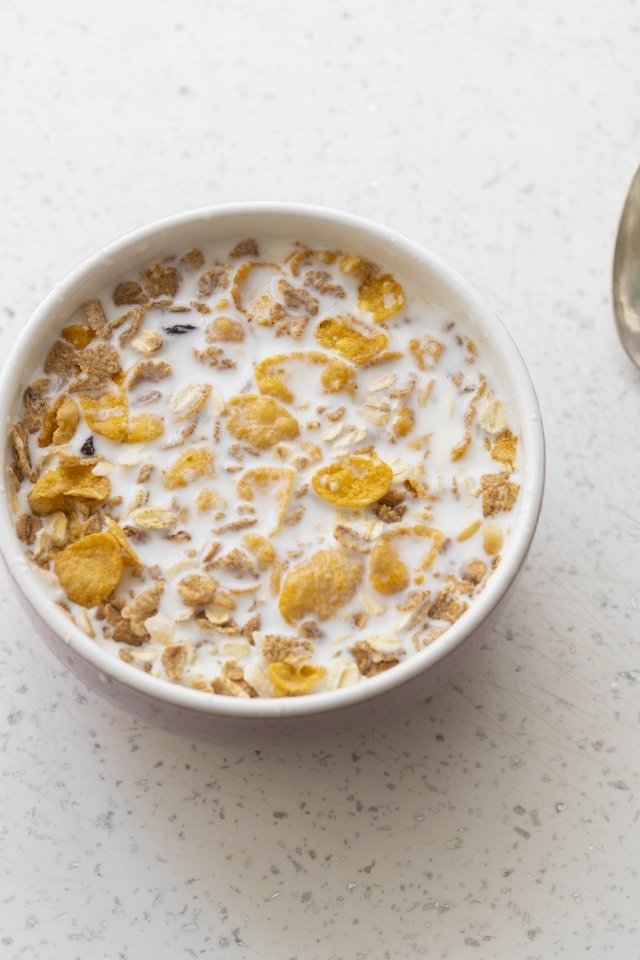 Хлопья с молоком в тарелке на завтрак