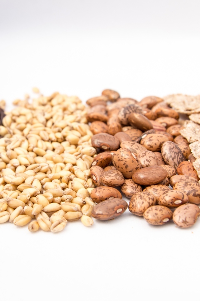 Хлопья и фасоль на белом фоне