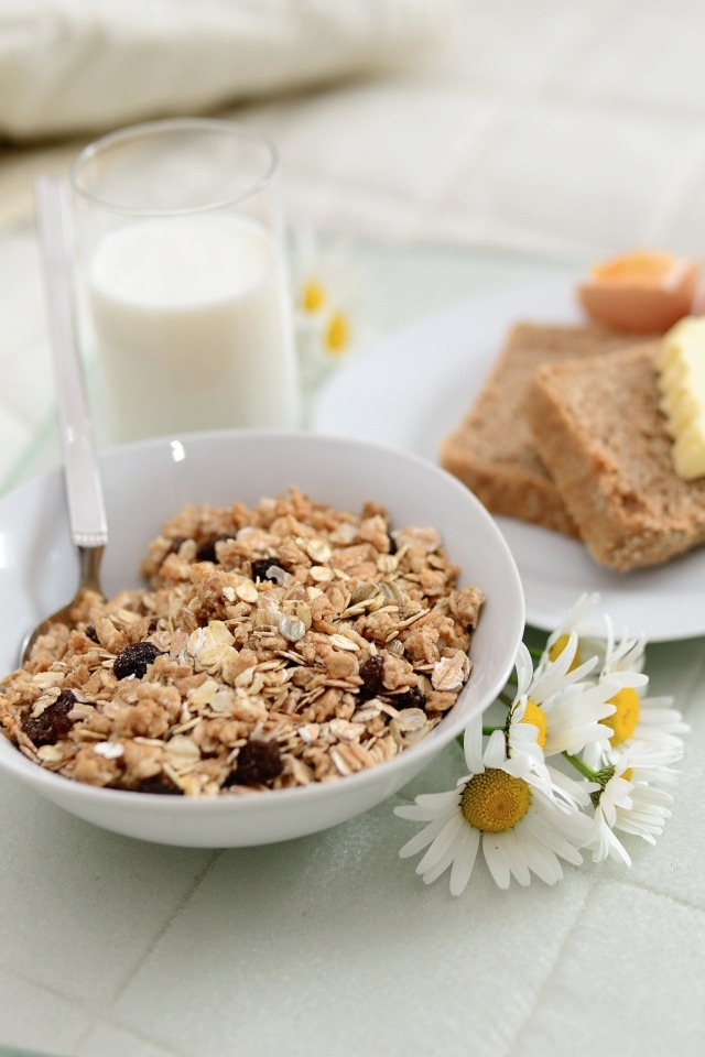 Хлопья с молоком и хлебом на столе