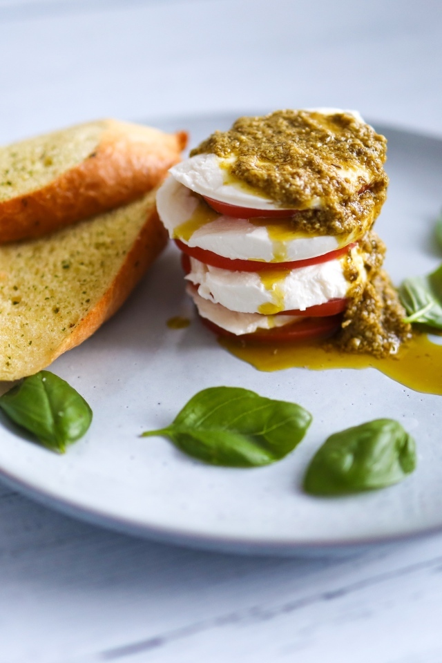 Сыр с помидорами и гренками на тарелке