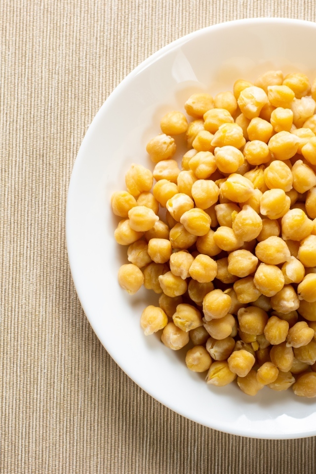 Нут с рисом на большой белой тарелке