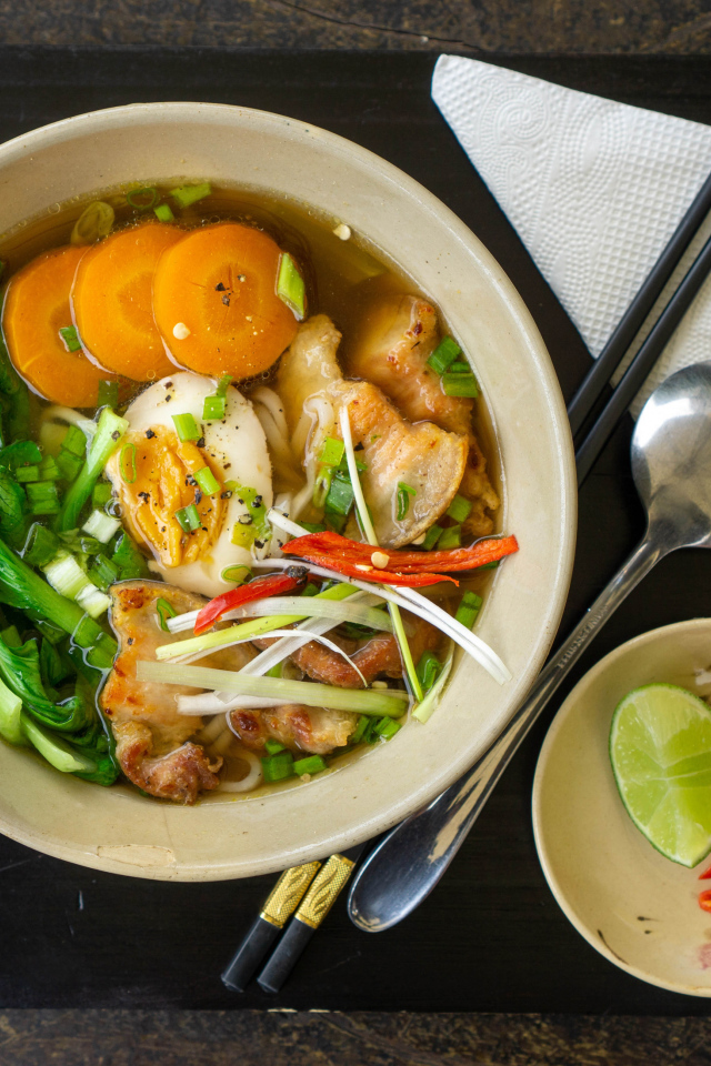 Китайский суп с овощами на столе