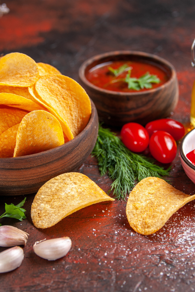 Чипсы на столе с перцем и соусом