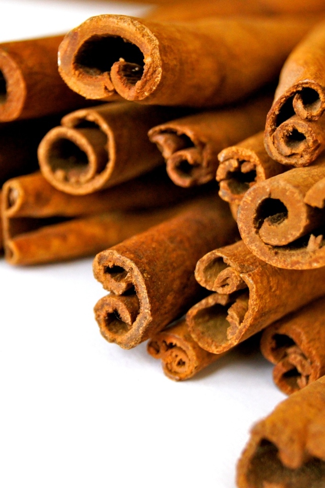 Корица на белом фоне вблизи