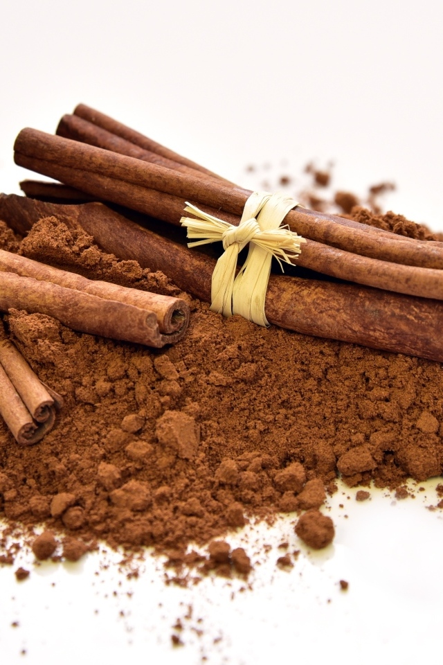 Корица с порошком на белом фоне 