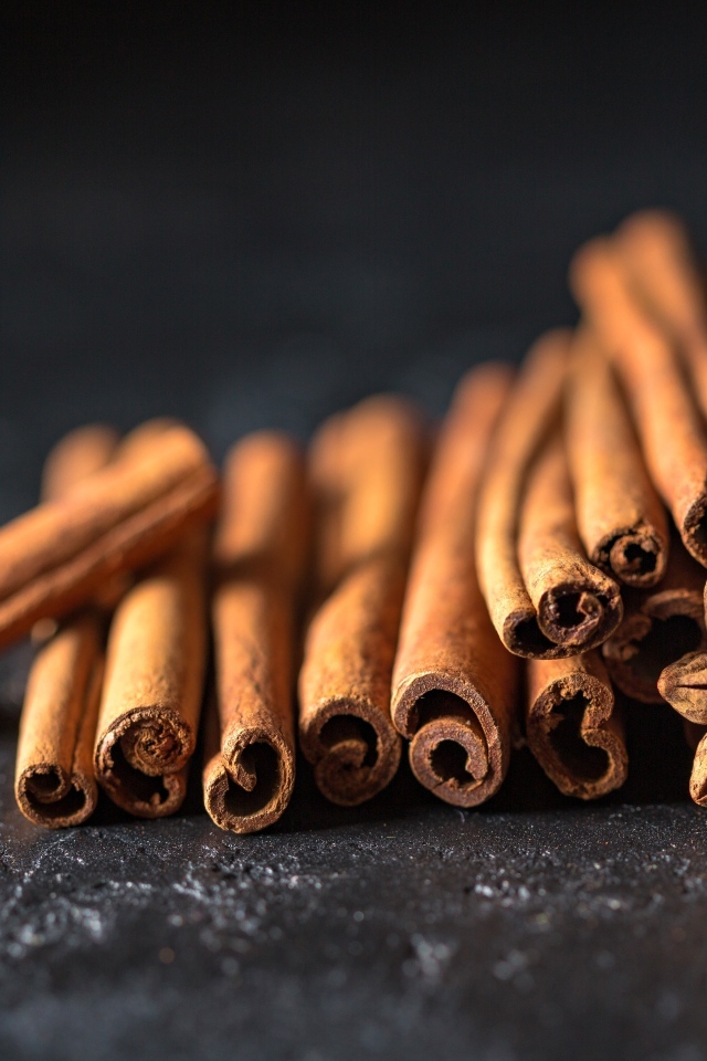 Корица со звездочкой бадьяна на сером столе