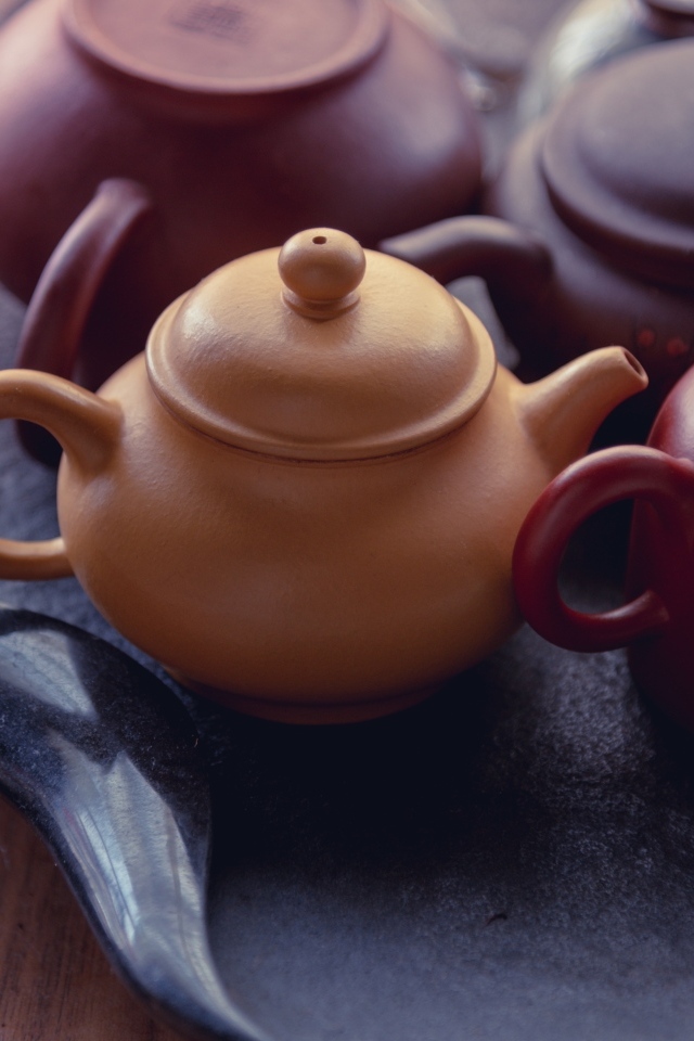 Глиняные чайники стоят на столе