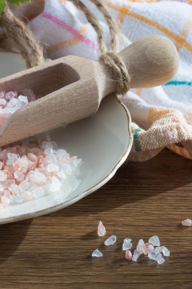 Крупная соль на тарелке на столе