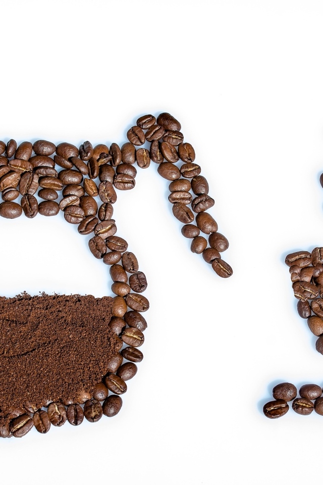 Креатив из кофейных зерен на белом фоне