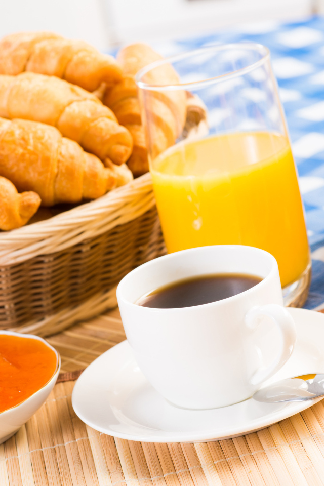 Кофе с круассанами и соком на столе на завтрак