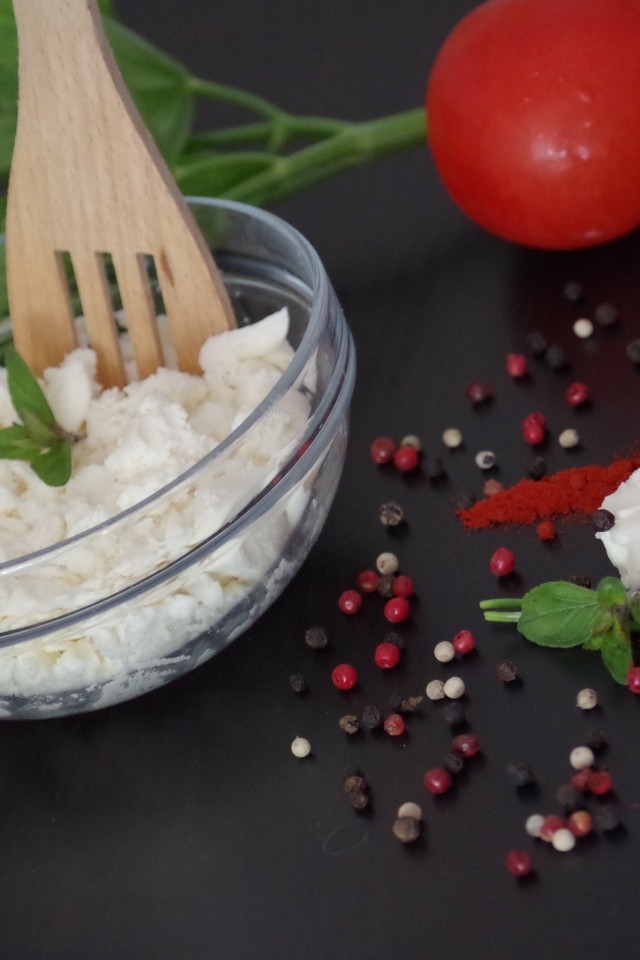 Творог на столе с петрушкой и помидорами