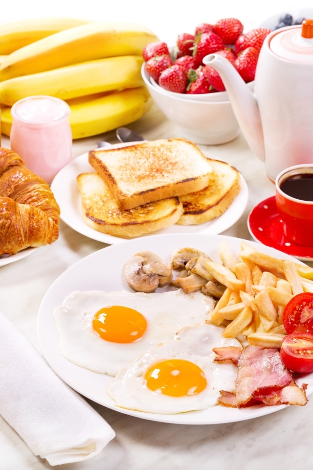 Вкусный сытный завтрак на столе