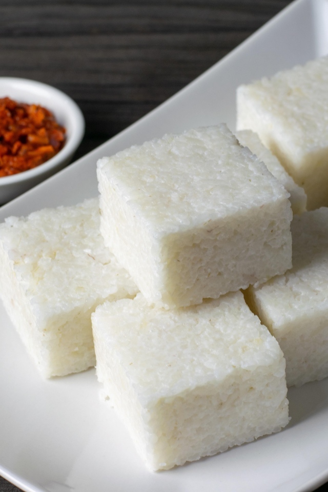 Десерт на большой белой тарелке на столе 