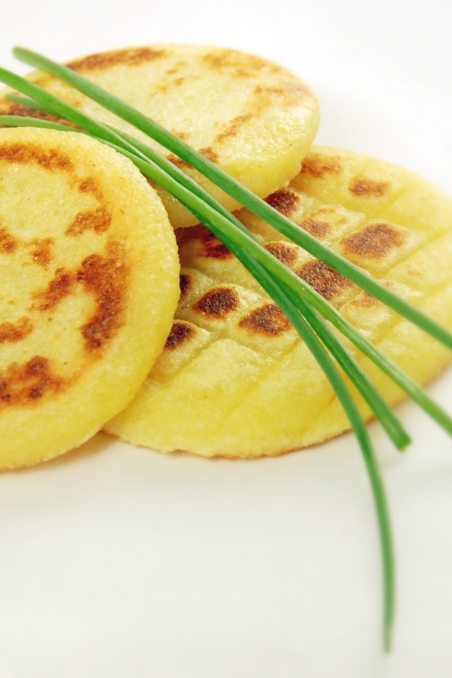 Драники с зеленым луком на тарелке