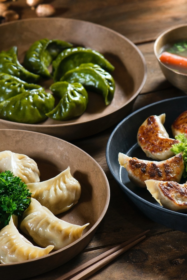 Вареники в мисках на столе