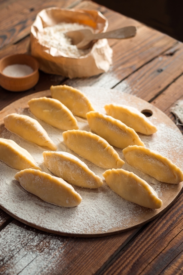 Вареники на столе  с яйцами и мукой