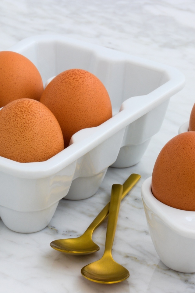 Яйца на столе с ложками