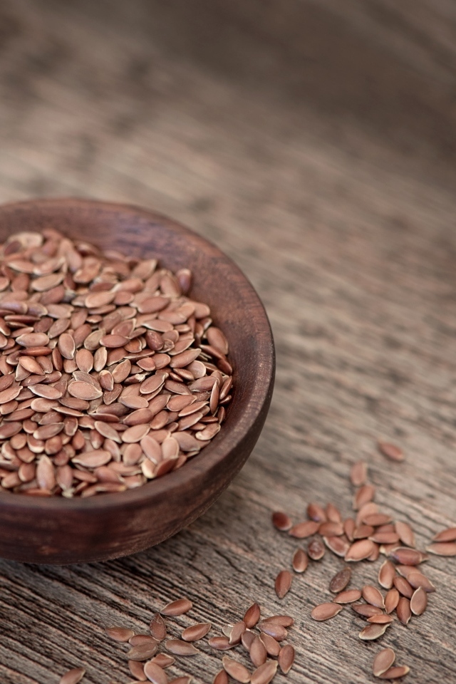 Льняные зерна на сером столе