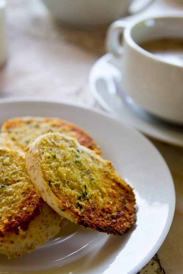 Ароматные чесночные гренки на тарелке на завтрак