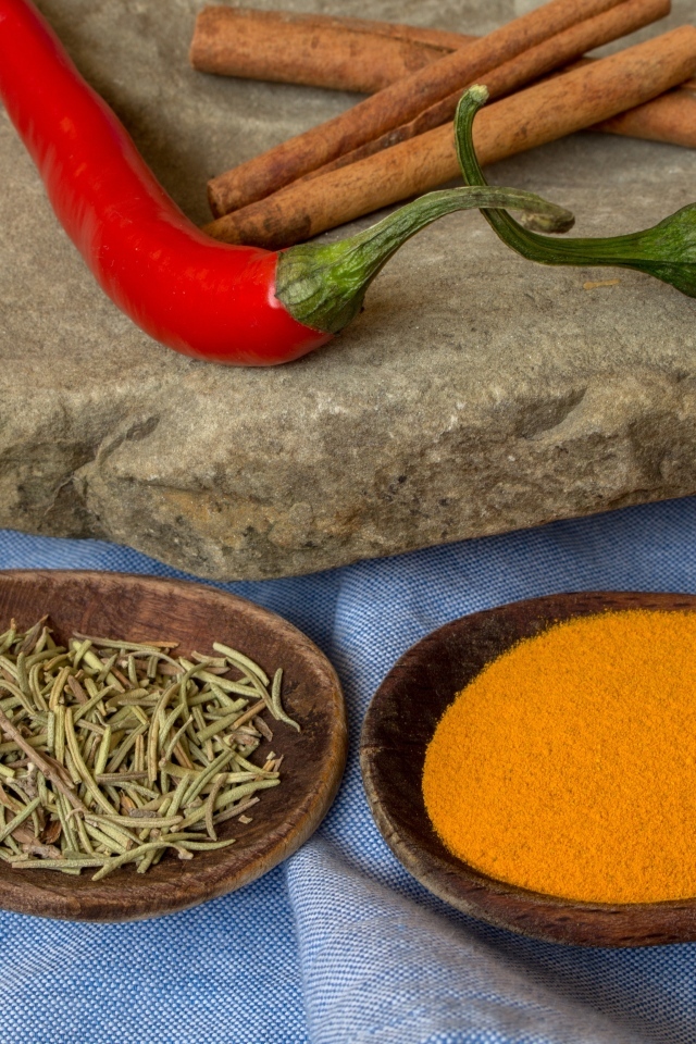 Ароматные специи с красным перцем и корицей на столе