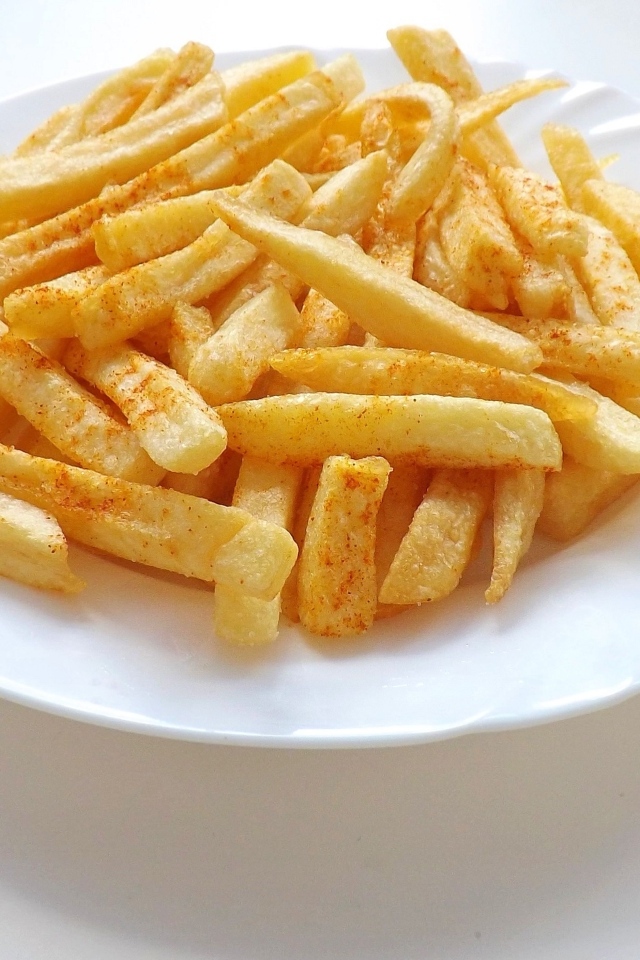 Картофель фри на большой белой тарелке