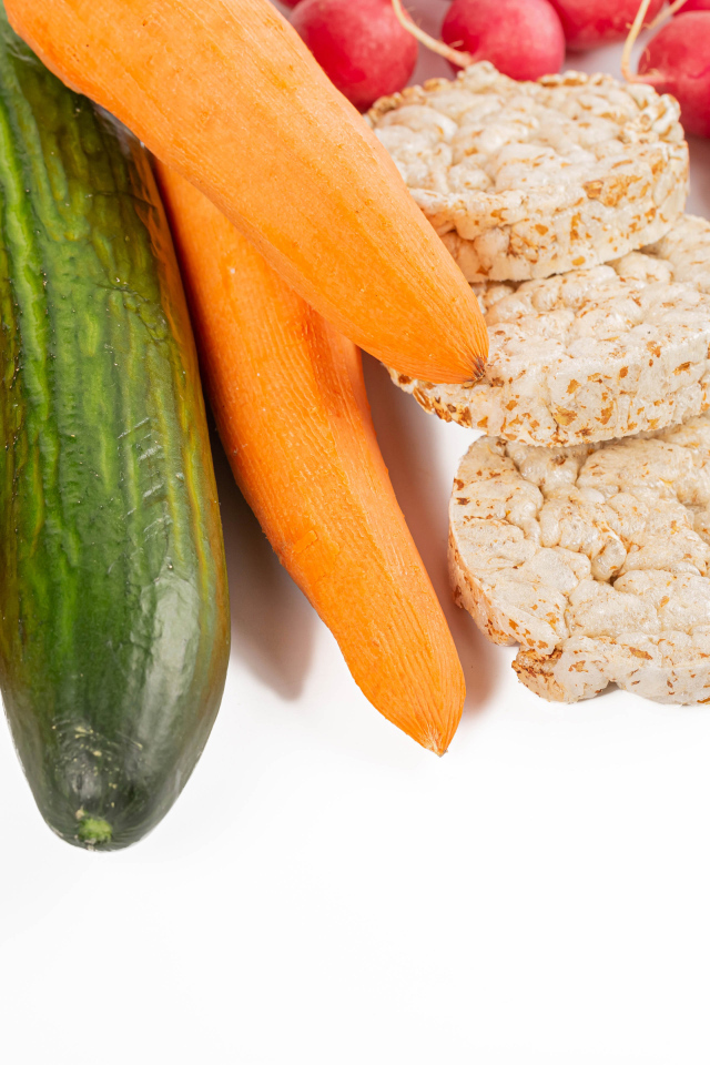 Свежие аппетитные овощи и хлопья на белом фоне